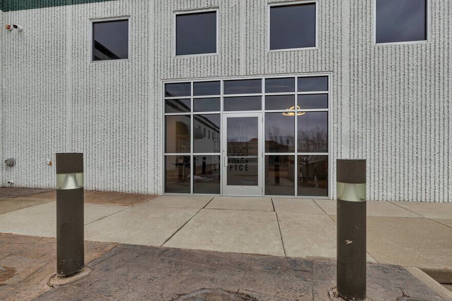 More Photos Of 300 14th Ave E, Sartell Showroom For Lease