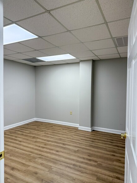 More Photos Of 2561 Oscar Johnson Dr, North Charleston Showroom For Lease