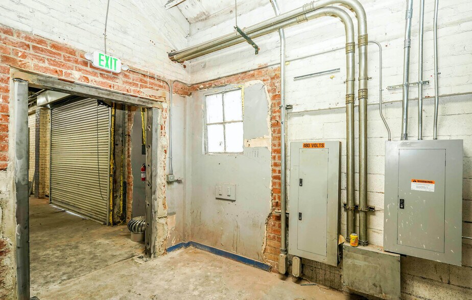 More Photos Of 3301 E 14th St, Los Angeles Warehouse For Sale
