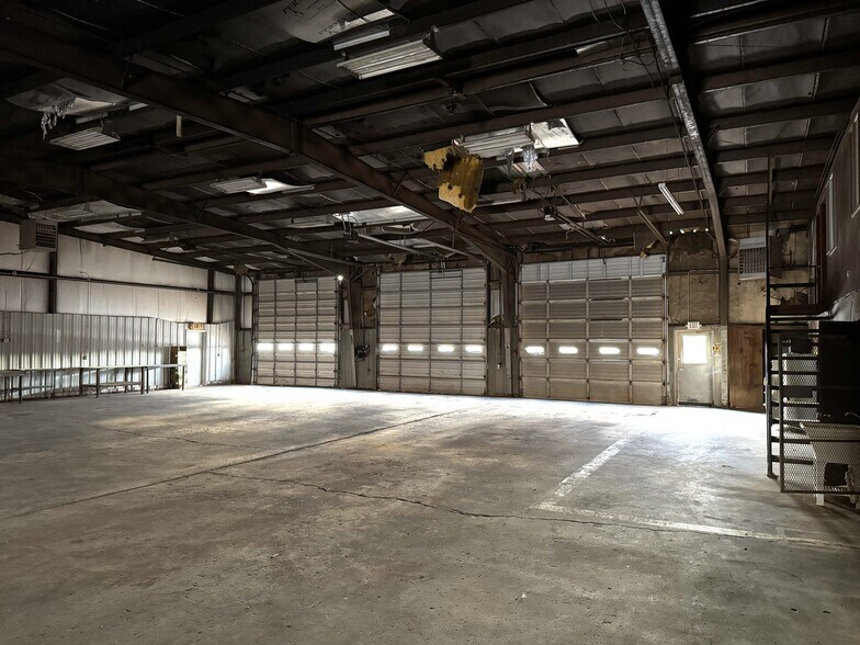 More Photos Of 110 W Twelfth St, Ringwood Warehouse For Sale