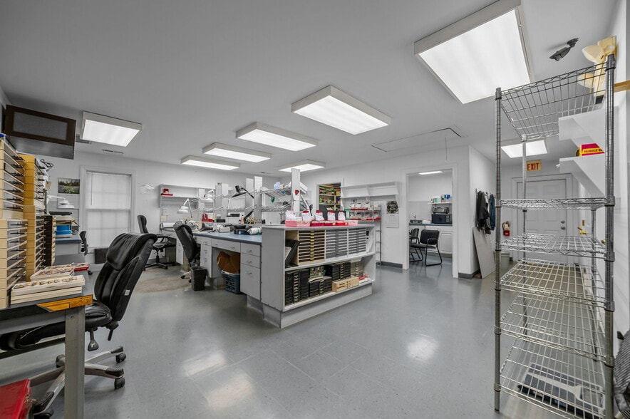 More Photos Of 125 Oakmont Dr, Greenville Office For Sale