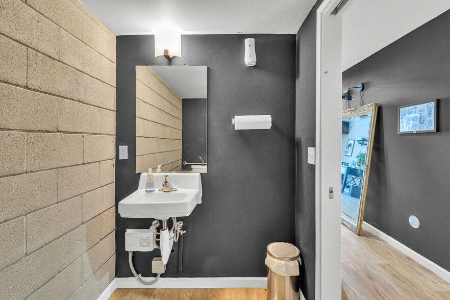 More Photos Of 2487 Kettner Blvd, San Diego Office For Sale