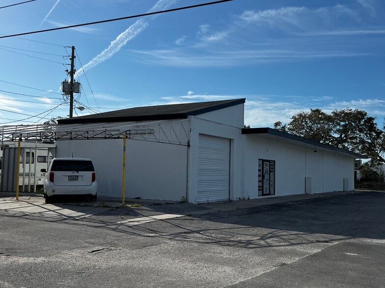 More Photos Of 6631-6633 Gateway Ave, Sarasota Self Storage For Lease