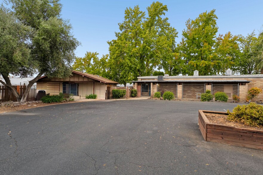 More Photos Of 751 Oro Dam Blvd E, Oroville Veterinarian Kennel For Sale