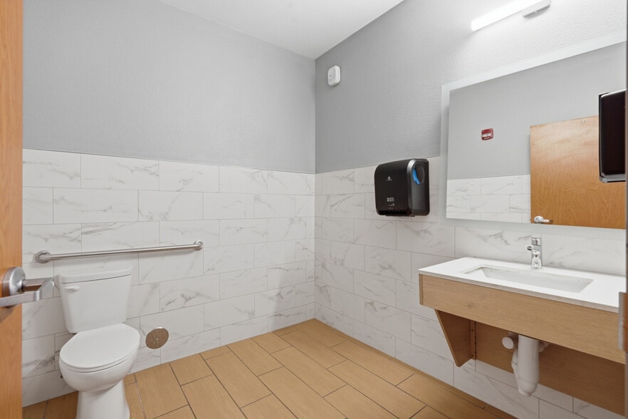 More Photos Of 2705 48th Ave, Moline Hotel For Sale