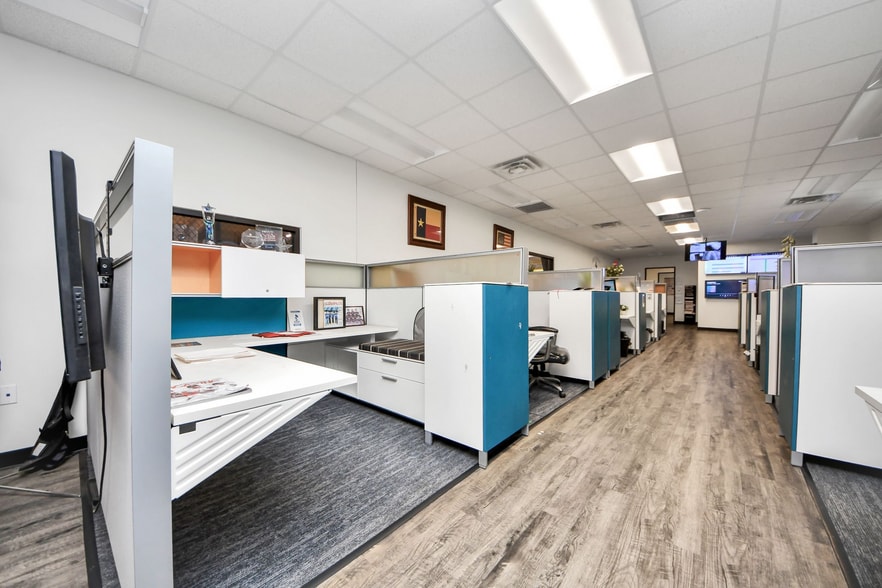 More Photos Of 10814 Woodedge Dr, Houston Warehouse For Sale