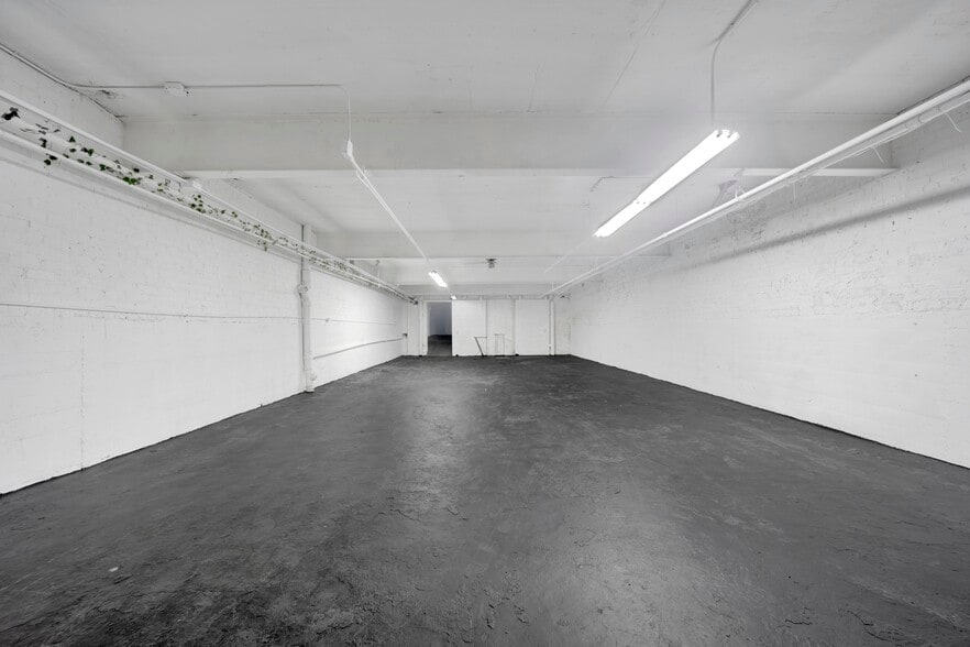 More Photos Of 7055 N Clark St, Chicago Storefront Retail Residential For Lease