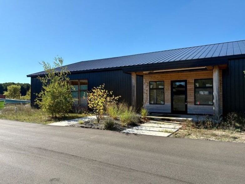 More Photos Of 7334 E Duck Lake Rd, Lake Leelanau Showroom For Lease