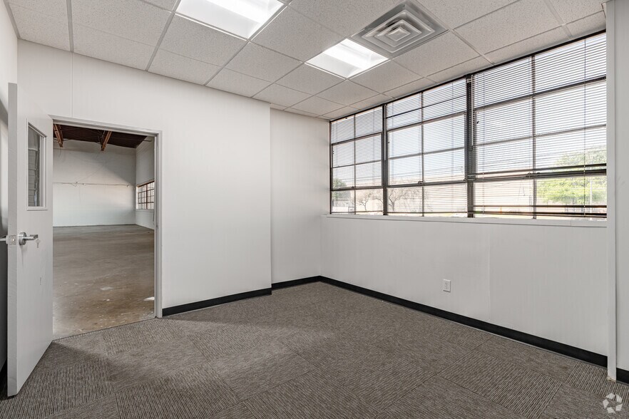 More Photos Of 712-740 W Mockingbird Ln, Dallas Warehouse For Lease