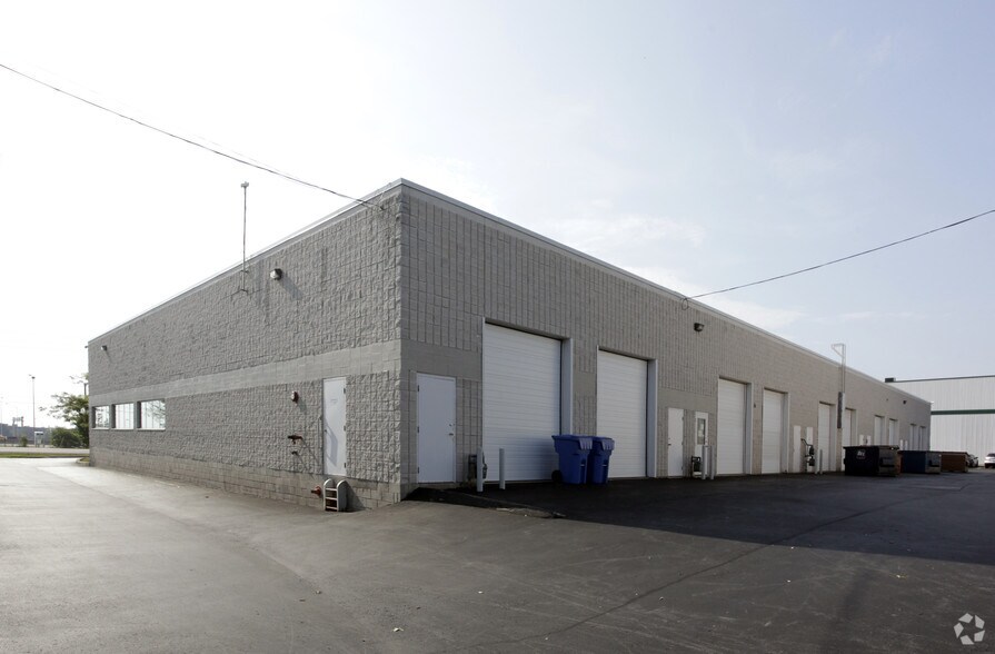 More Photos Of 1195 N Service Rd W, Oakville Showroom For Lease