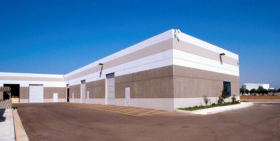 More Photos Of 2240 Celsius Ave, Oxnard Warehouse For Lease