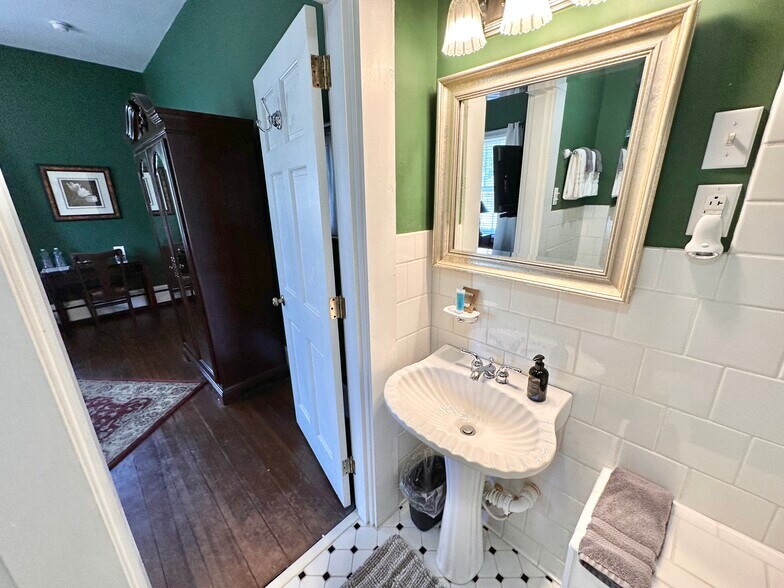 More Photos Of 615 College St, Clinton Hotel For Sale