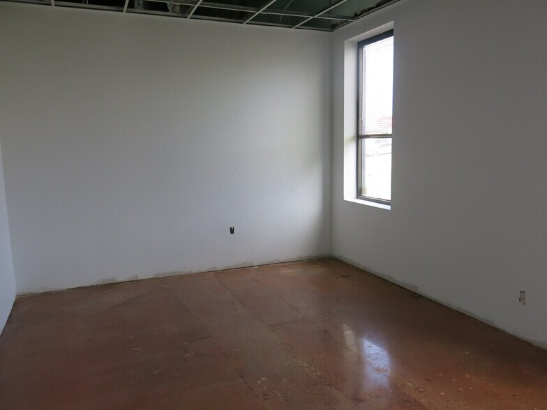 More Photos Of 10969 Shady Trl, Dallas Flex For Lease