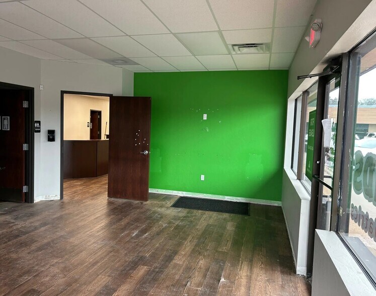 More Photos Of 247-257 S Coltrane Rd, Edmond General Retail For Lease