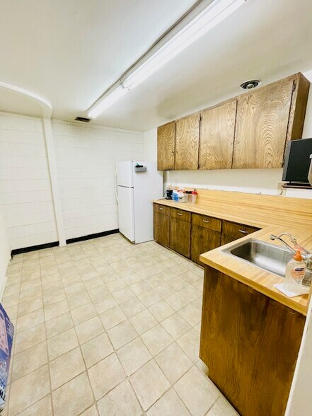 More Photos Of 12414 Whittier Blvd, Whittier Warehouse For Lease