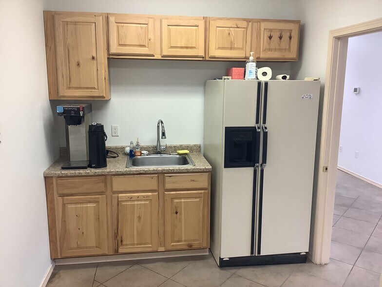 More Photos Of 1006 W Bruneau Ave, Kennewick Warehouse For Lease