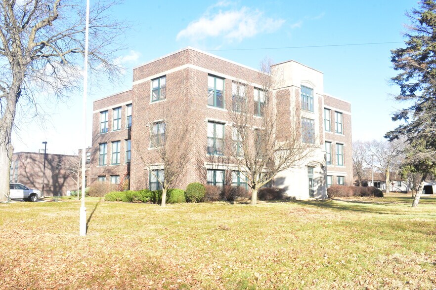 More Photos Of 200 E Arlington St, Waterloo Apartments For Sale