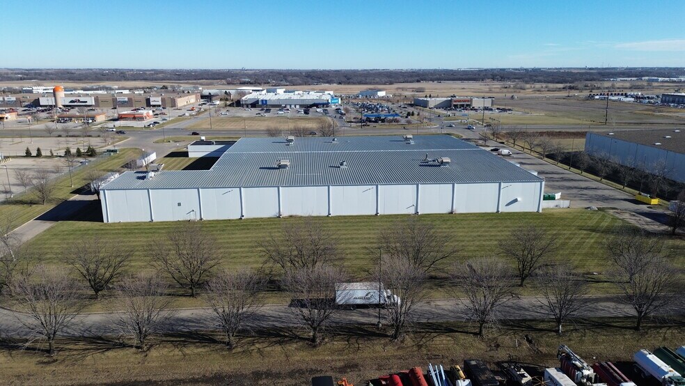 More Photos Of 4598-4602 Delaware Ave, Ankeny Light Distribution For Lease