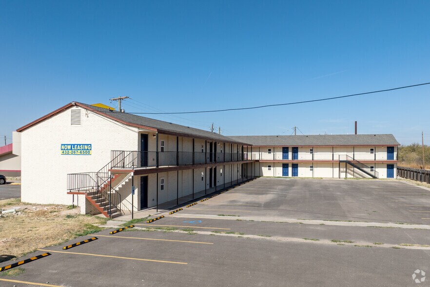 More Photos Of 1712 E 3rd St, Big Spring Apartments For Sale