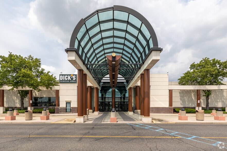 More Photos Of 86-750 W 14 Mile Rd, Troy Unknown For Lease