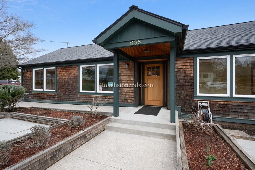 More Photos Of 685 Portland Ave, Gladstone Medical For Lease