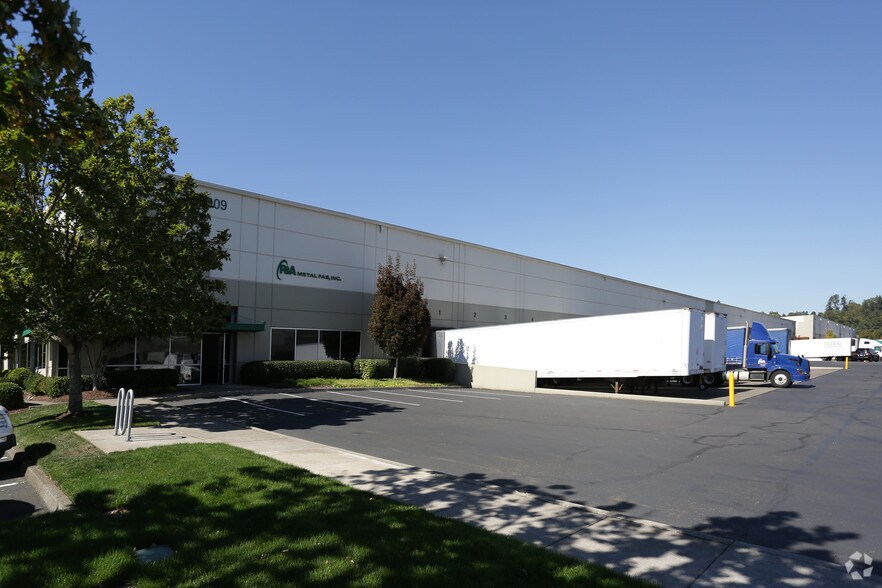 More Photos Of 13009 SE Jennifer St, Clackamas Warehouse For Lease