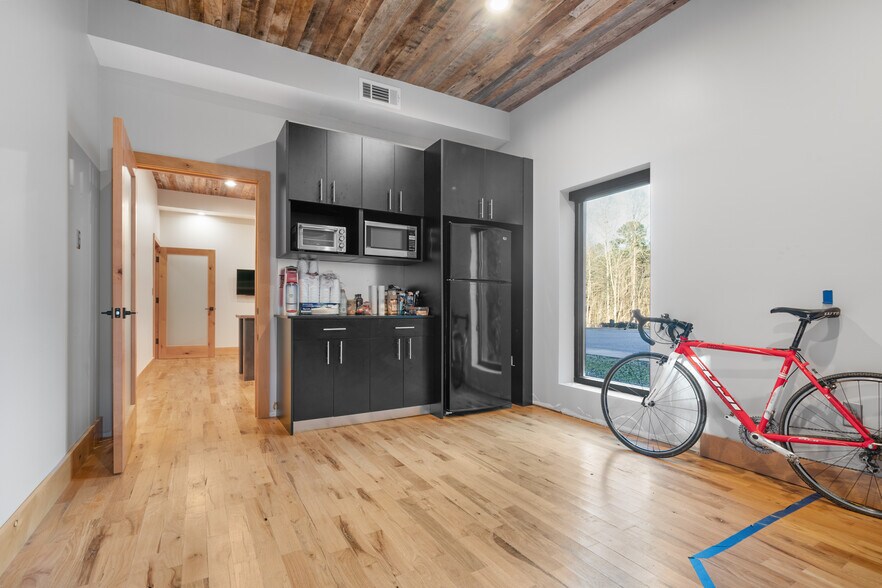 More Photos Of 91 W Hightower Dr, Dawsonville Warehouse For Sale