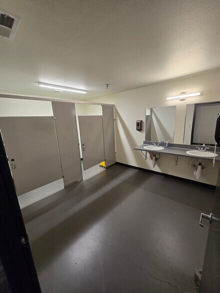 More Photos Of 9226 NE Highway 99, Vancouver Unknown For Lease