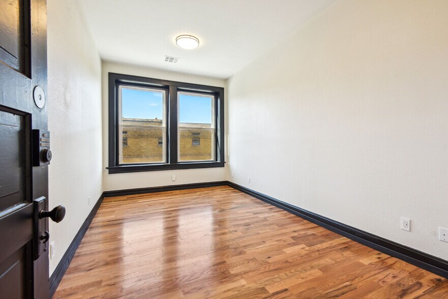 More Photos Of 5 N Park St, Sapulpa Storefront For Lease