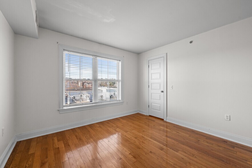 More Photos Of 711 Windsor St, Wilmington Apartments For Sale