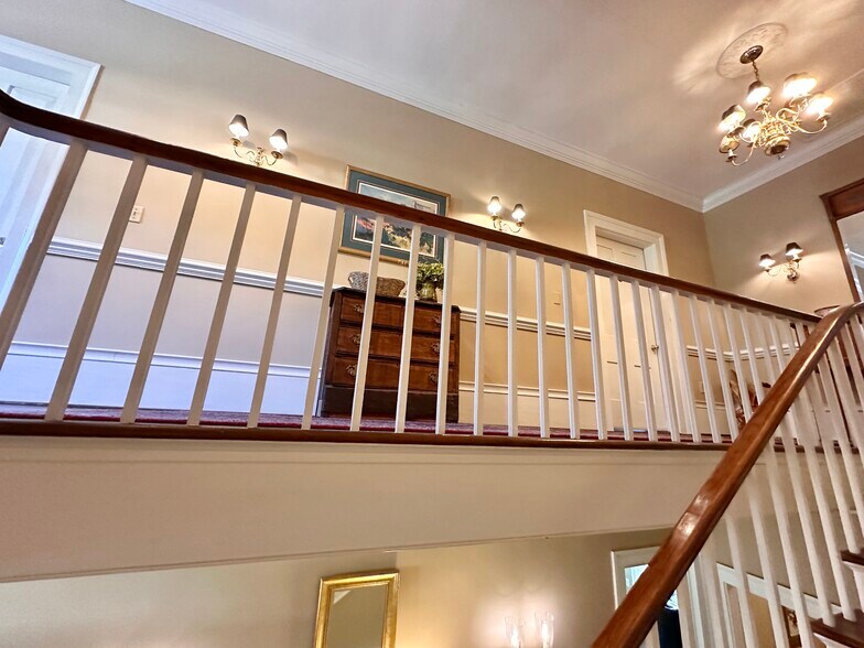 More Photos Of 615 College St, Clinton Hotel For Sale