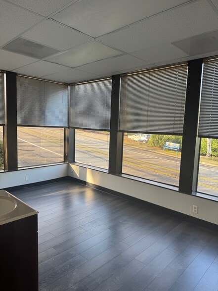 More Photos Of 1820 SW Vermont St, Portland Office Residential For Lease
