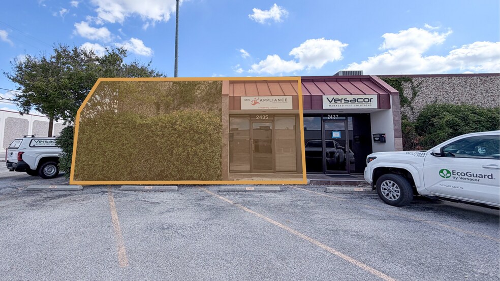More Photos Of 2435-2441 Boardwalk St, San Antonio Showroom For Lease