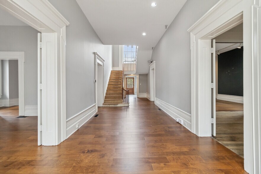 More Photos Of 239 N Broadway, Lexington Office Residential For Sale
