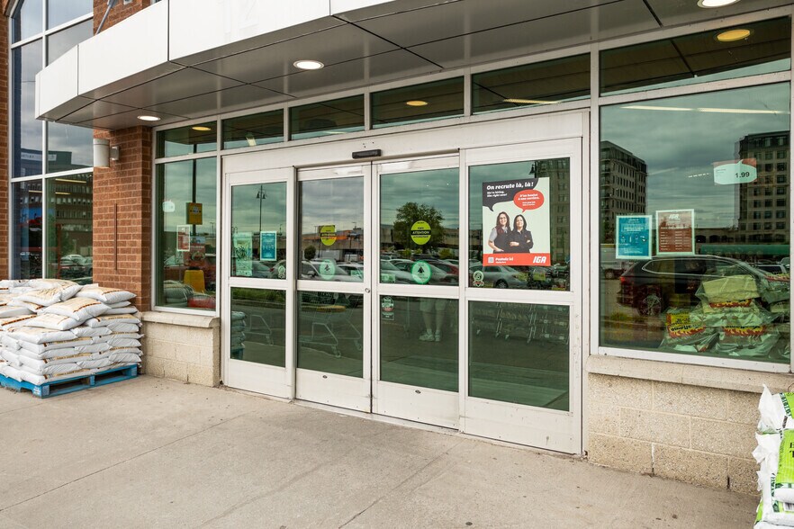 More Photos Of 10-18 Pl De La Triade, Pointe-claire Freestanding For Lease