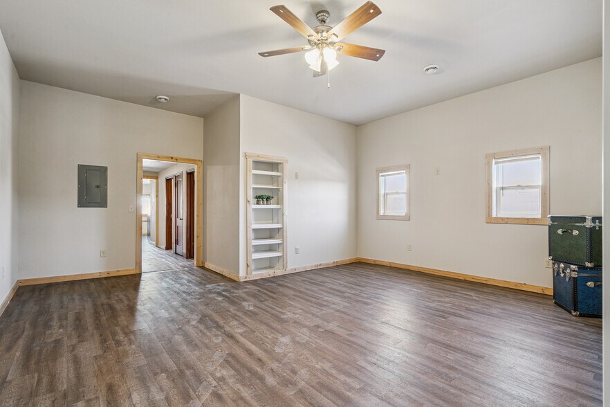 More Photos Of 106 1st Ave NW, Waukon Flex For Sale