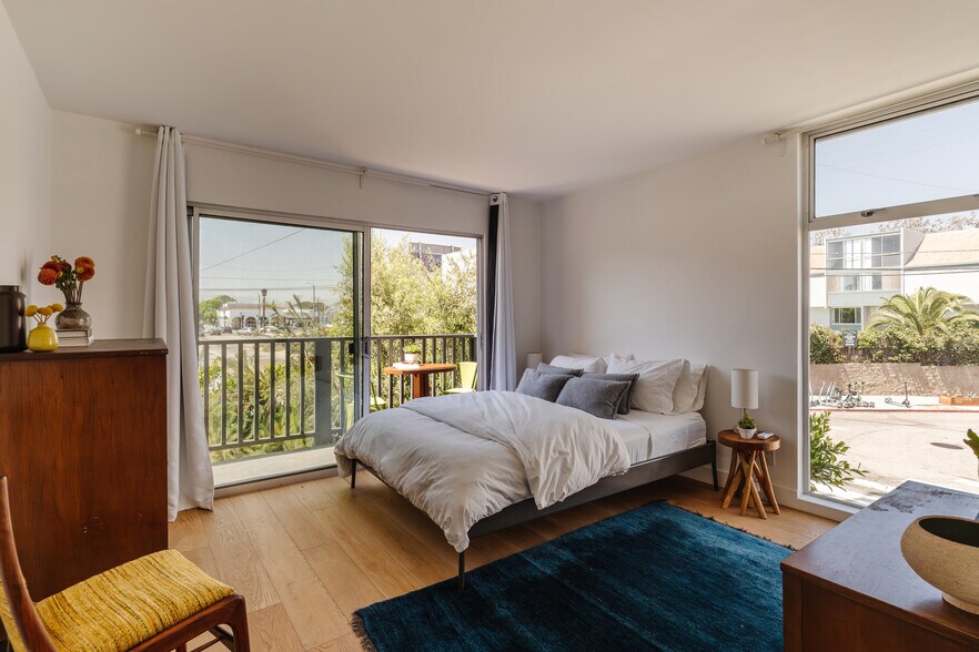 More Photos Of 40 18th Ave, Venice Apartments For Sale