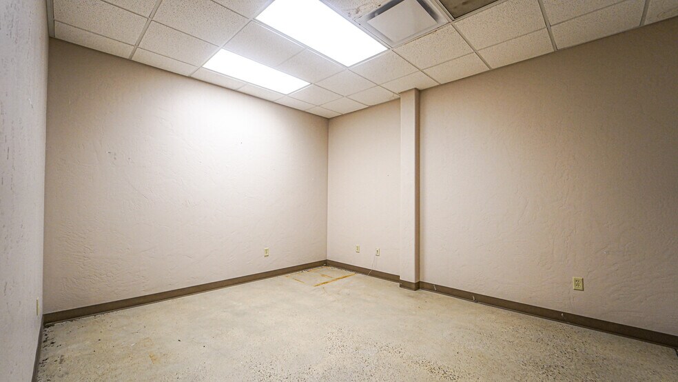 More Photos Of 5500 SW Moody St, Victoria Manufacturing For Sale