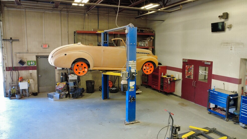 More Photos Of 1331-1333 Larc Industrial Blvd, Burnsville Warehouse For Lease