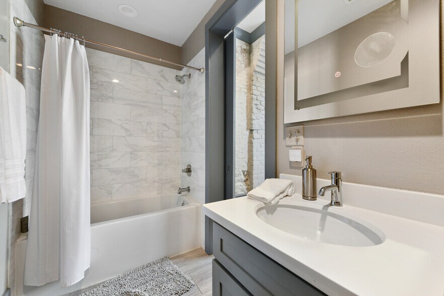 More Photos Of 309 Chartres St, New Orleans General Retail For Sale