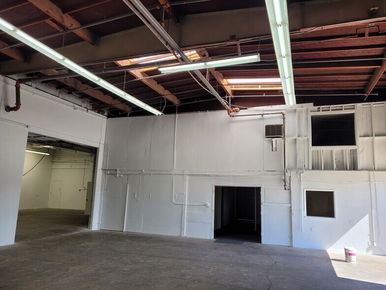 More Photos Of 1009-1033 Brooks St, Ontario Warehouse For Lease