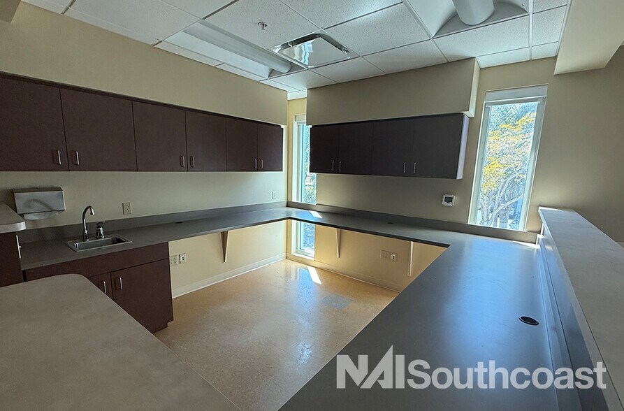 More Photos Of 955 10th Ave N, Naples Medical For Lease