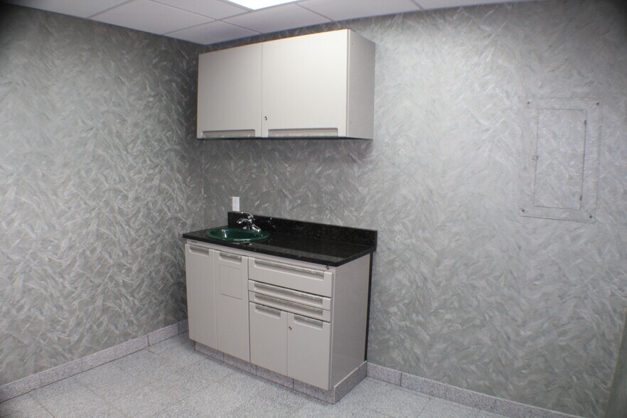 More Photos Of 1637 N Eastman Rd, Kingsport Office For Lease
