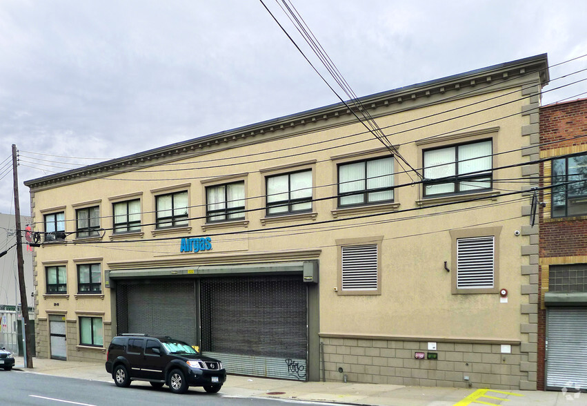 Primary Photo Of 3818 33rd St, Long Island City Warehouse For Lease