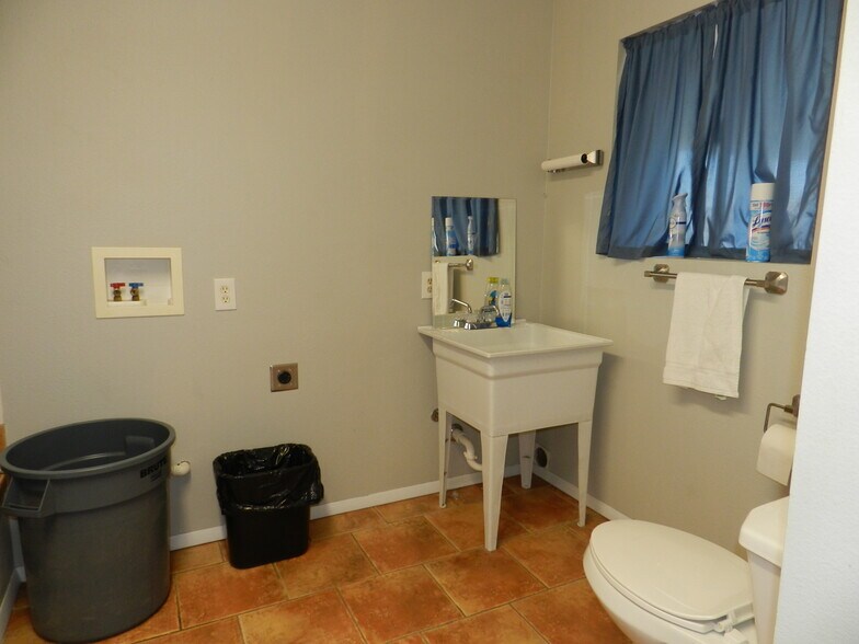 More Photos Of 445 Kristen Ct, Montrose Warehouse For Sale