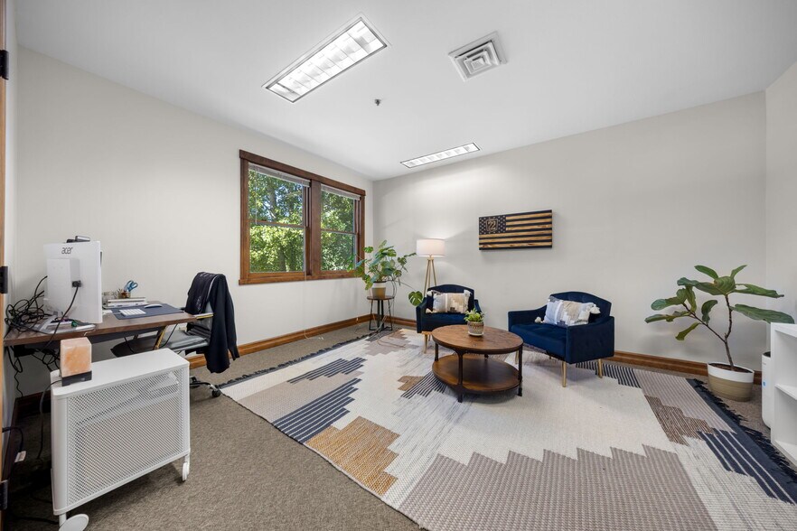 More Photos Of 750 Buckaroo Trl, Sisters Office For Sale