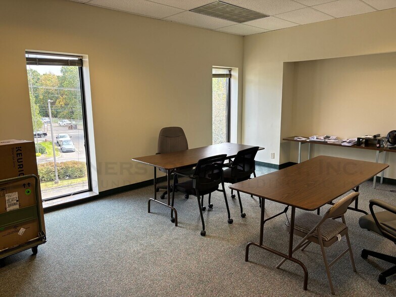 More Photos Of 84 Progress Ln, Waterbury Flex For Lease