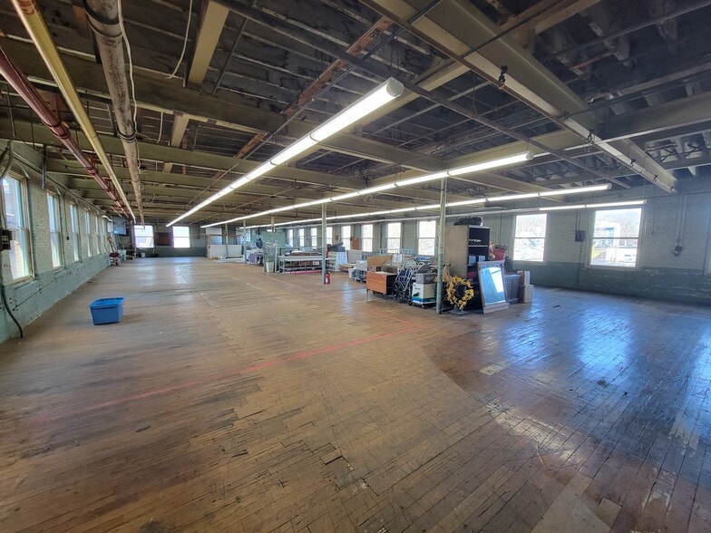 More Photos Of 100 Pleasant St, Dracut Self Storage For Lease