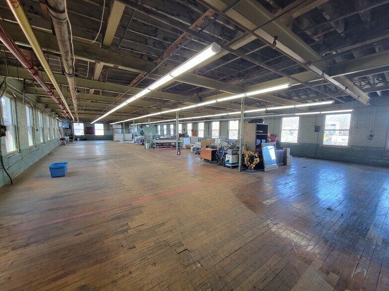 More Photos Of 100 Pleasant St, Dracut Self Storage For Sale