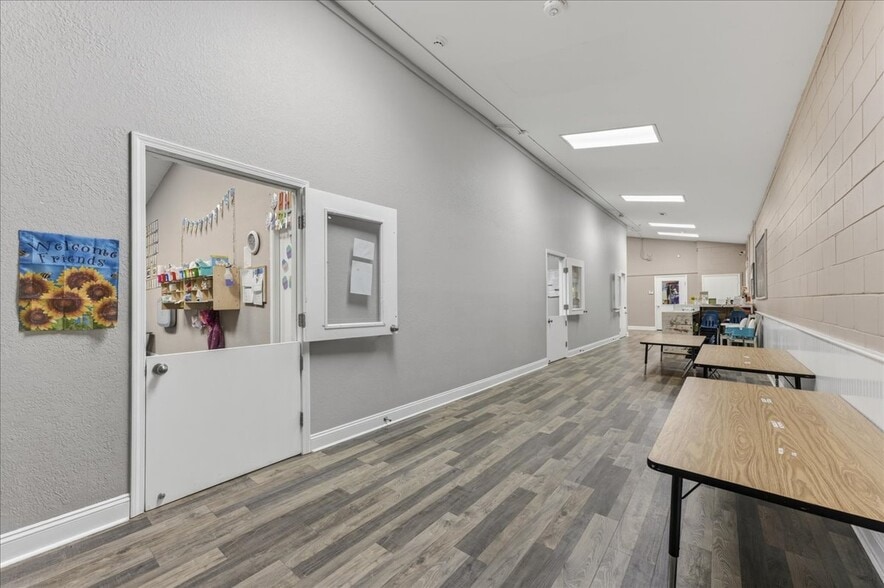 More Photos Of 100 Duggan Ave, Crestview Specialty For Sale